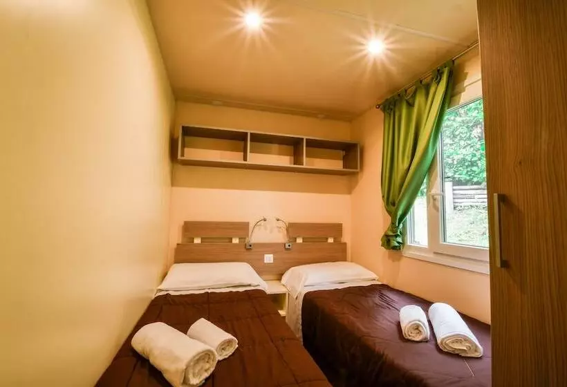 Standard-bungalow 3 Makuuhuonetta, Hu Norcenni Girasole Village