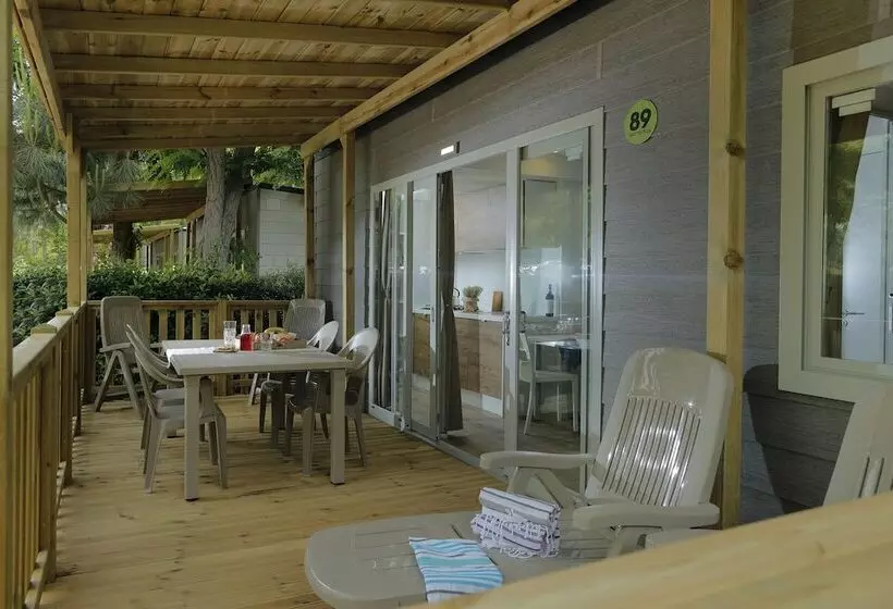 Standard-bungalow 2 Makuuhuonetta, Hu Norcenni Girasole Village