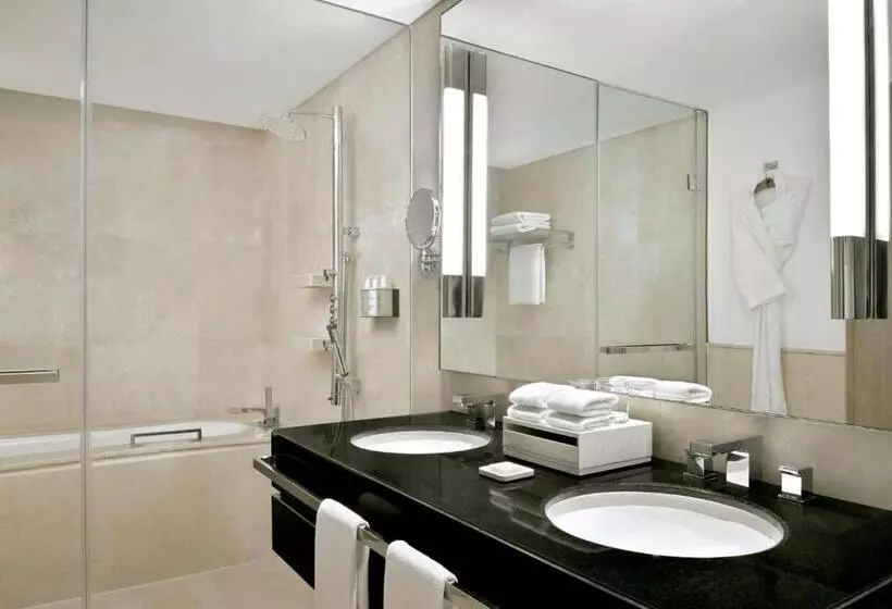اتاق اجرایی با تخت بزرگ, Jw Marriott Hotel Marina