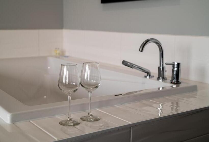 Люкс с гидромассажем, Amsterdam Inn & Suites Florenceville