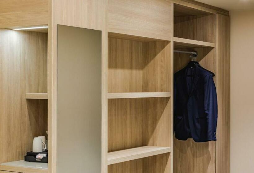 חדר סופריור, Salina