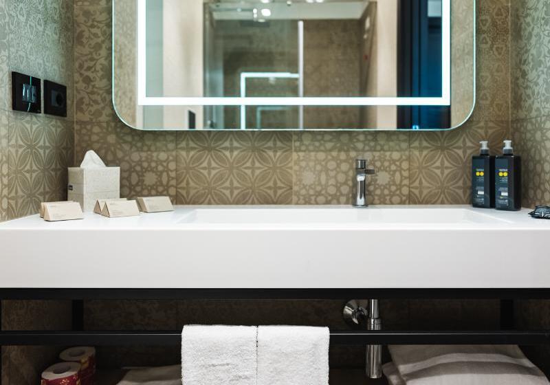 חדר סופריור, Salina