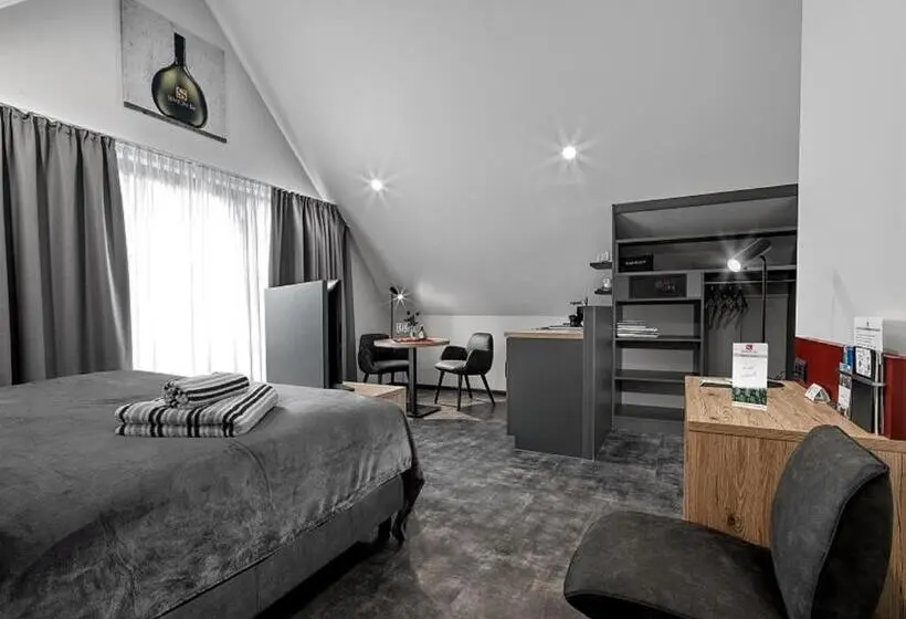 Standard-studio, Weinmotel Simon 1 A