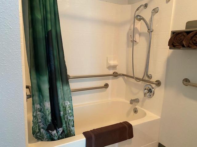 장애인을 위한 스탠다드 룸, Bear Counrty Inn