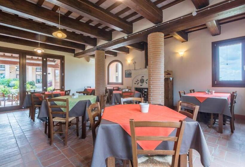 חדר סטנדרט לשלושה, Collina Dei Poeti