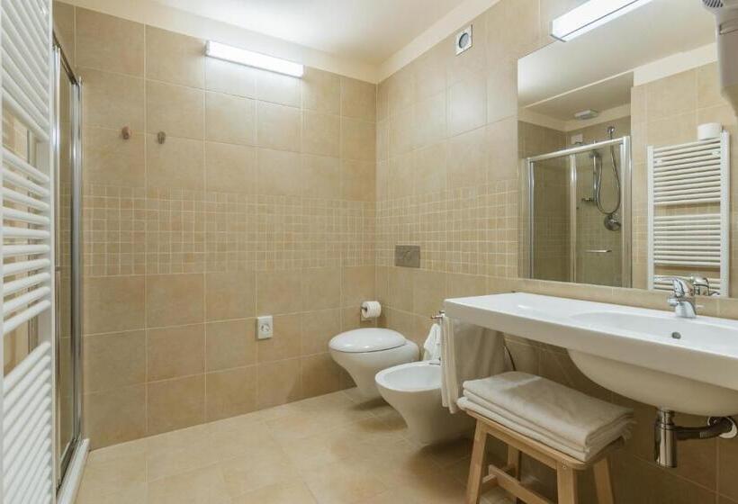 חדר סטנדרט לשלושה, Collina Dei Poeti