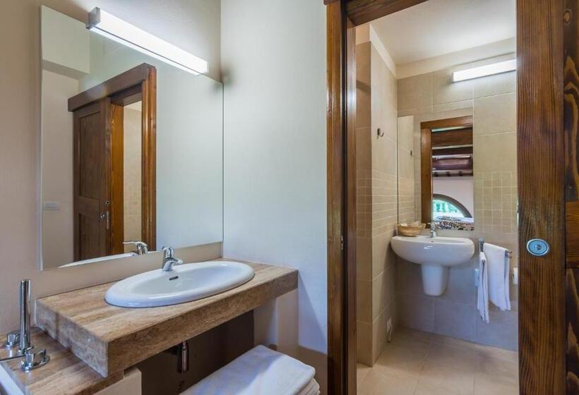 חדר סטנדרט לשלושה, Collina Dei Poeti