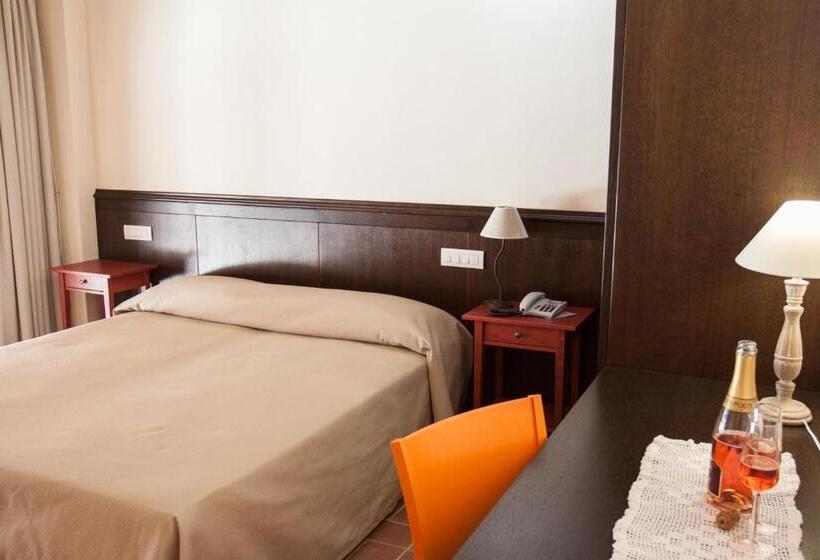 חדר סטנדרט לשלושה, Collina Dei Poeti