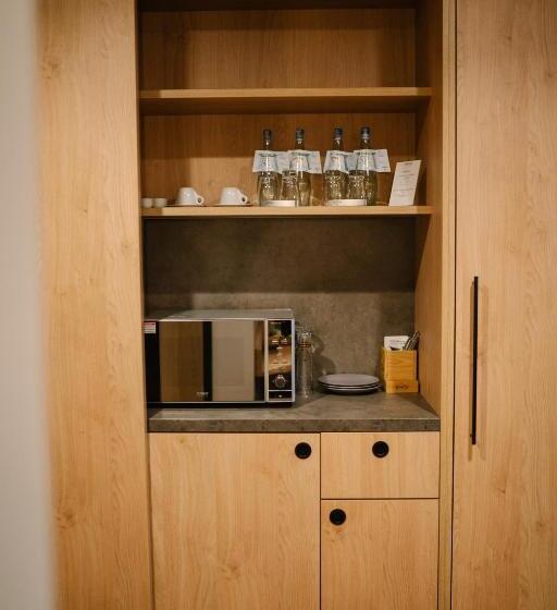 스위트, Loom Hotel & Skybar