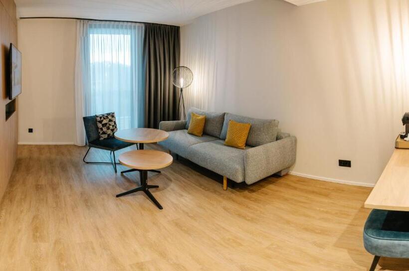 스위트, Loom Hotel & Skybar