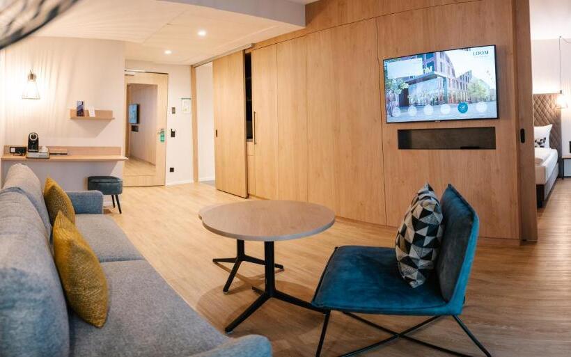 스위트, Loom Hotel & Skybar