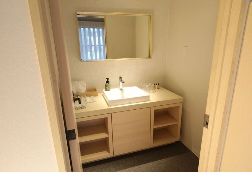 Deluxe Rum, Gen Hotel Kamakura