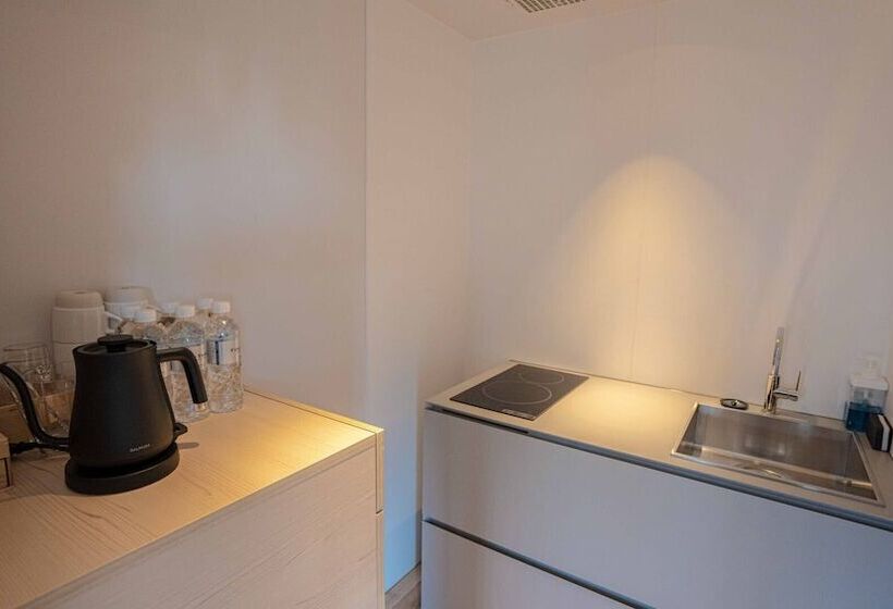 Deluxe Rum, Gen Hotel Kamakura