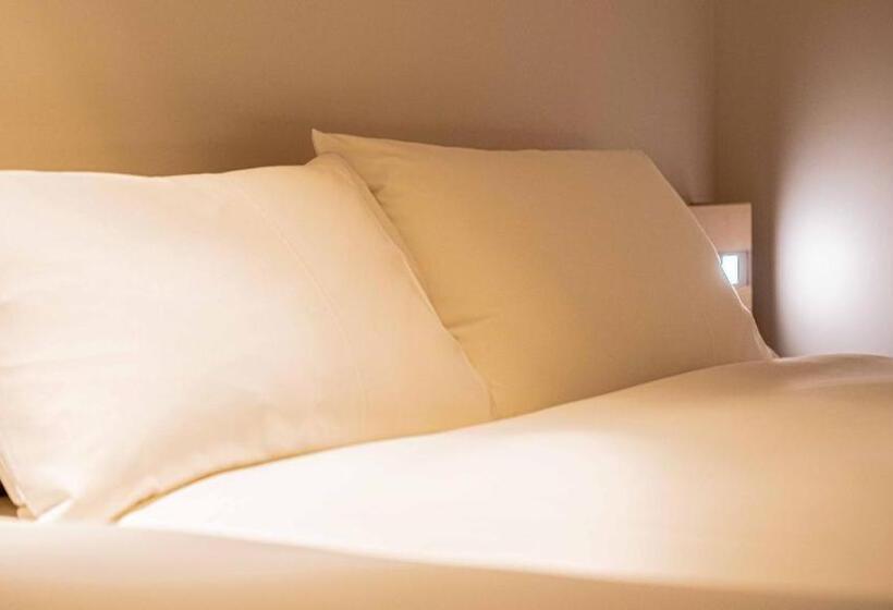 Deluxe Rum, Gen Hotel Kamakura