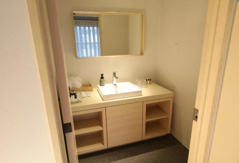 Familjesvit, Gen Hotel Kamakura