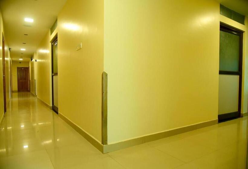 סטודיו דלוקס, Grand Plaza