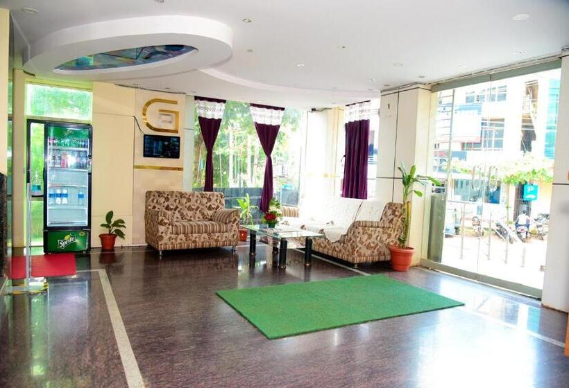 סטודיו דלוקס, Grand Plaza