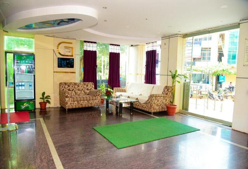 סטודיו דלוקס, Grand Plaza