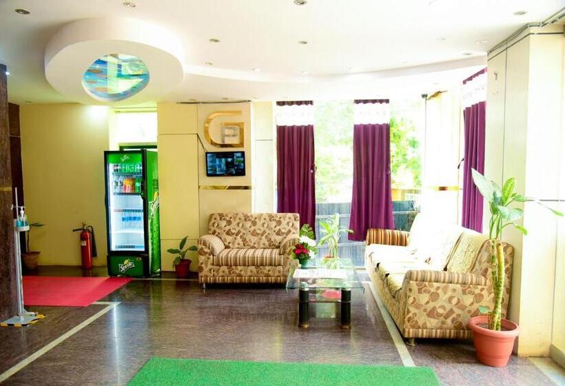 סטודיו דלוקס, Grand Plaza