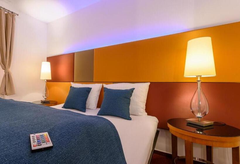 디럭스 트리플 룸, Maxmillian Pension & Restaurant