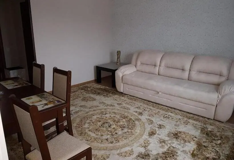 Perhehuone, готель біля фонтану