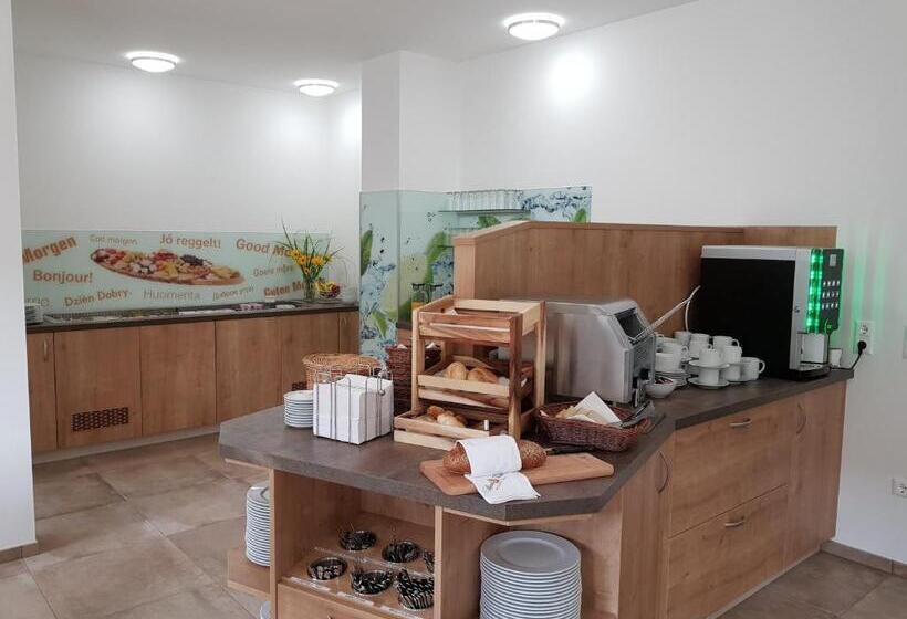 标准三人间, Rimo