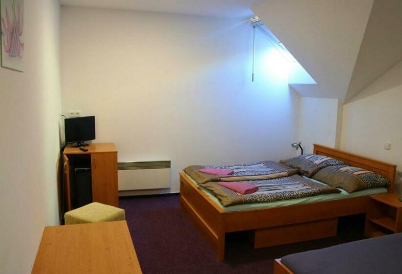 חדר סטנדרט לשלושה, Penzion Kosík Tvrdonice