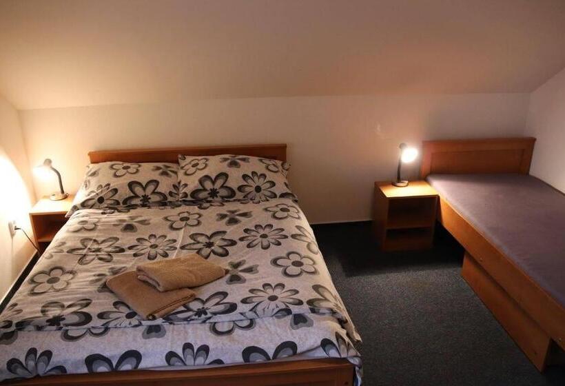 חדר סטנדרט לשלושה, Penzion Kosík Tvrdonice