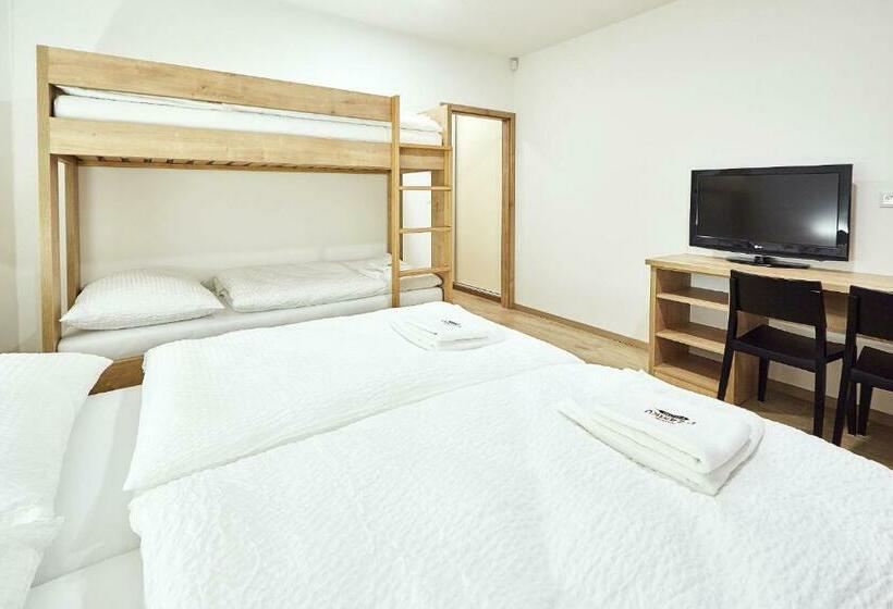 חדר סופריור לארבעה, Penzion U Zámku