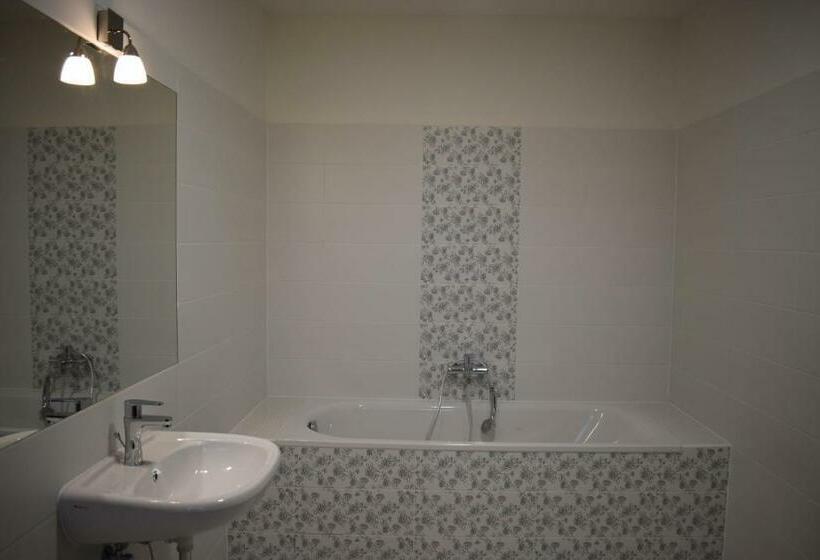 Номер Deluxe, Dvůr