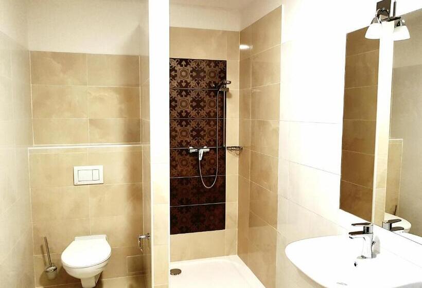 Номер Deluxe, Dvůr