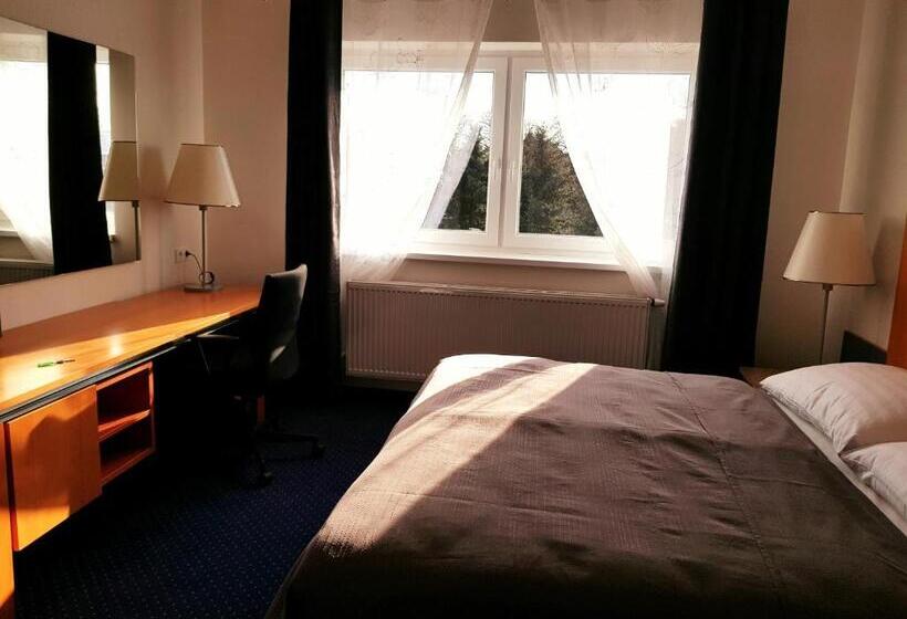 Номер Deluxe, Dvůr