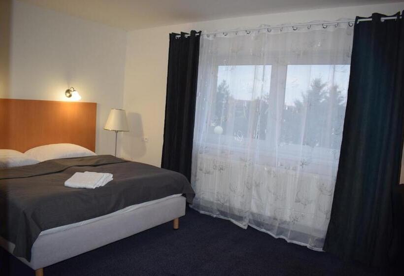 Номер Deluxe, Dvůr