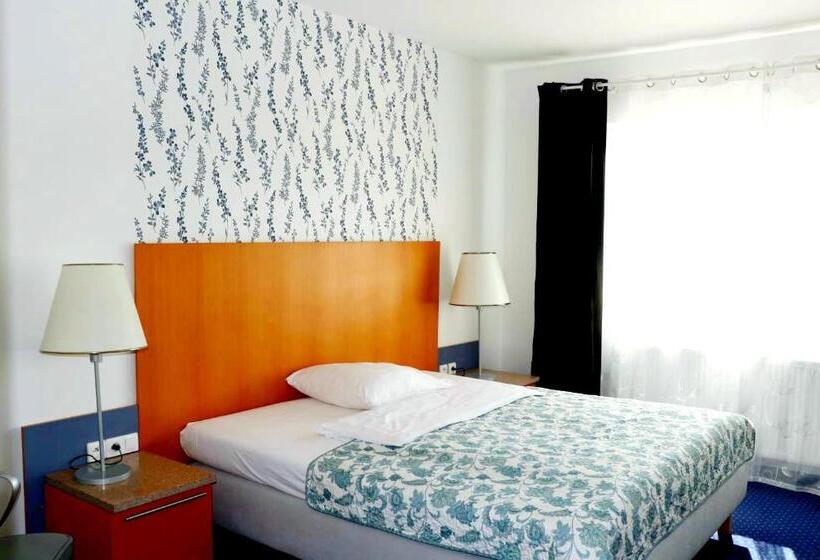 Номер Deluxe, Dvůr