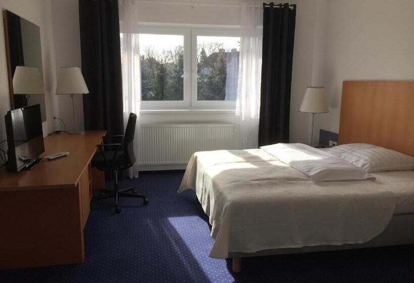 Номер Стандарт, Dvůr