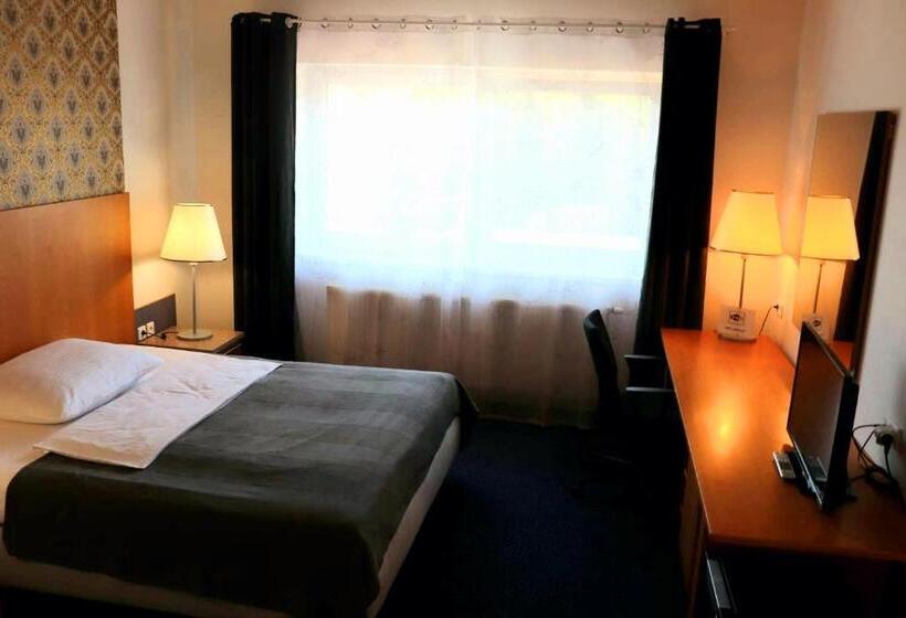 Номер Стандарт Вид на Сад, Dvůr