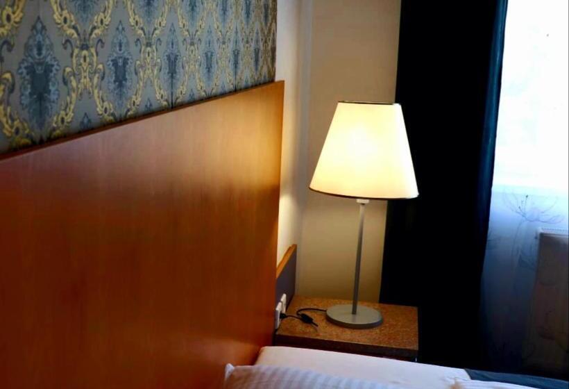 Номер Стандарт Вид на Сад, Dvůr