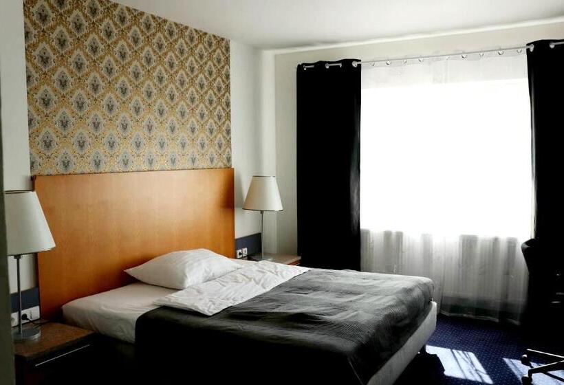 Номер Стандарт Вид на Сад, Dvůr