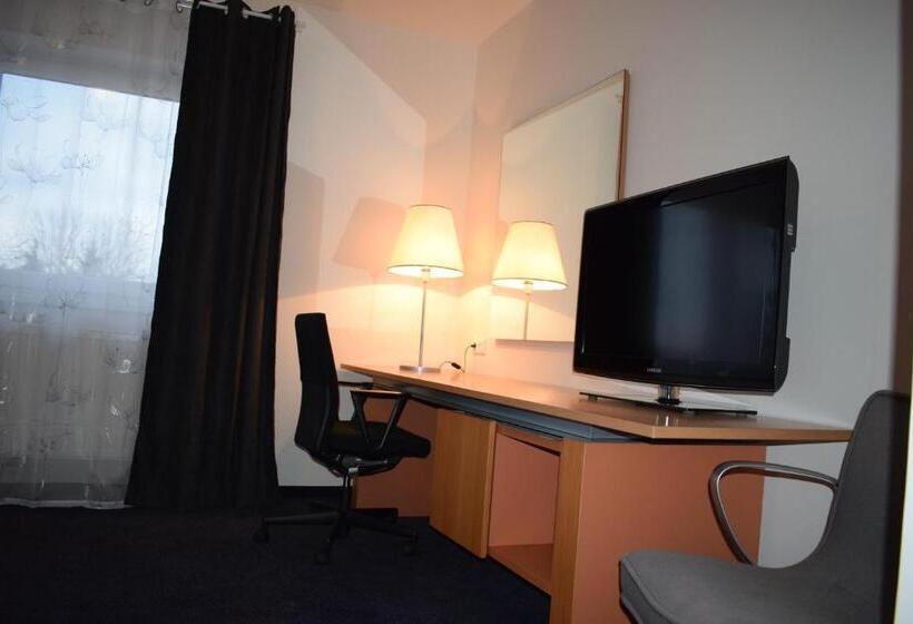 Номер Стандарт Вид на Сад, Dvůr