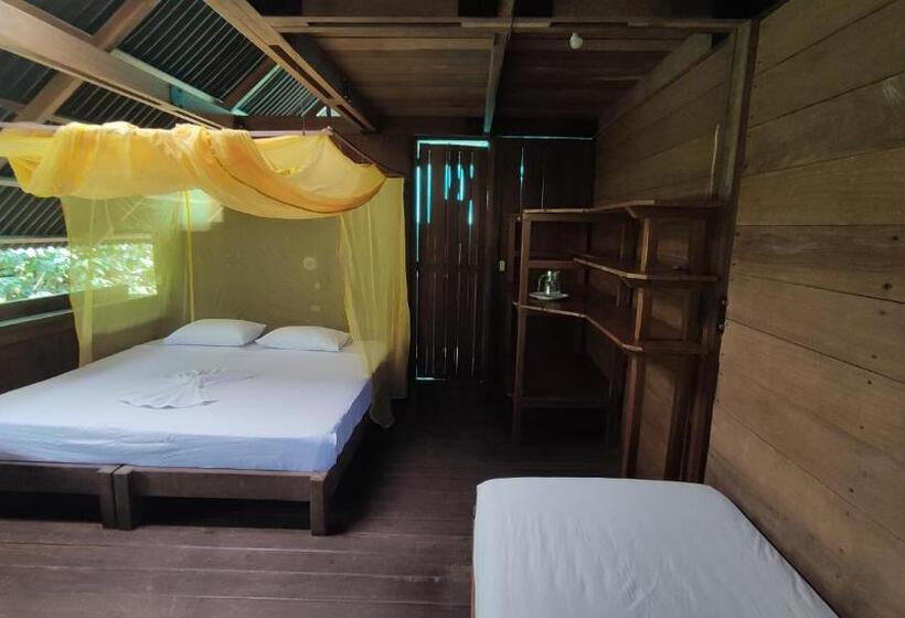 اتاق استاندارد چهار تخته با چشم‌انداز دریا, La Kuka Hotel   Nuquí