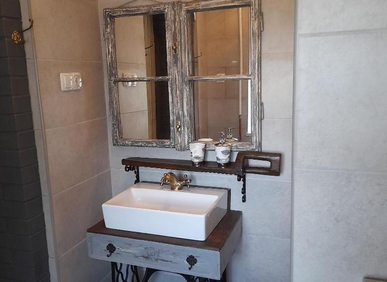 四人标准间, Locomotiv Vendégház