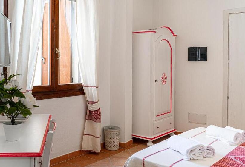 이코노미 룸, Trinità Dei Corsari