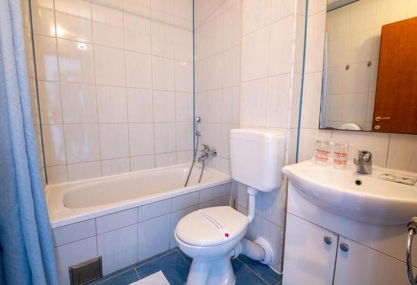 اتاق استاندارد چهار تخته با چشمانداز دریا, Motel Jadranka