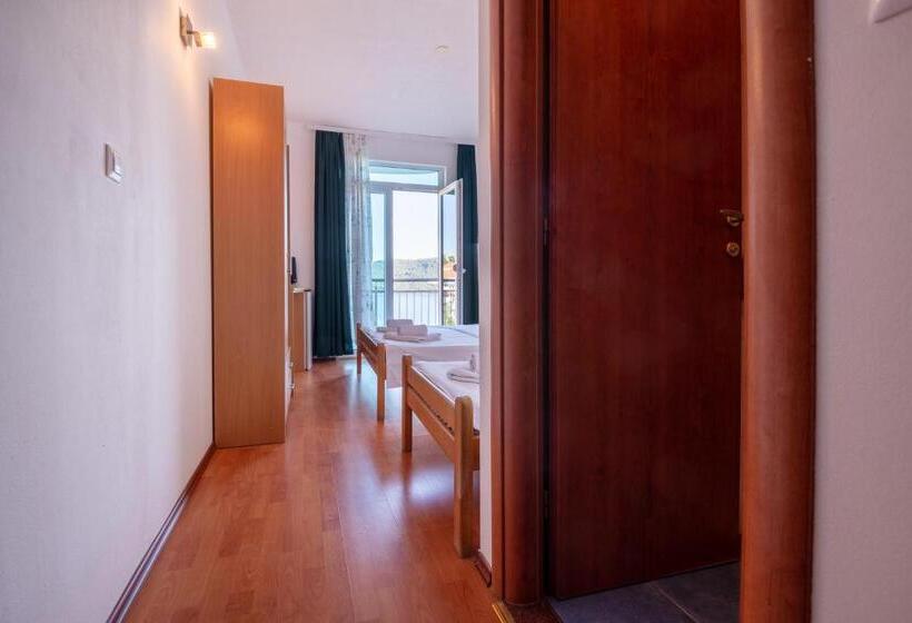 اتاق استاندارد چهار تخته با چشمانداز دریا, Motel Jadranka