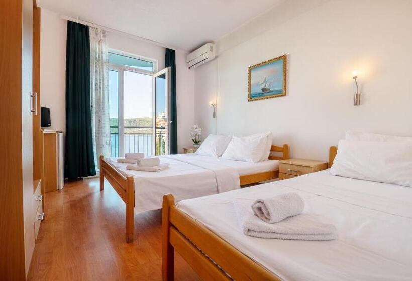 اتاق استاندارد چهار تخته با چشمانداز دریا, Motel Jadranka