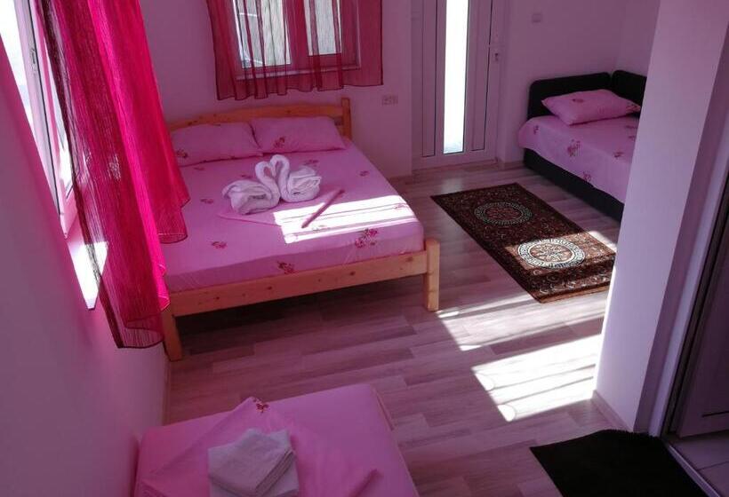 חדר דלוקס לארבעה, Vila Baciu