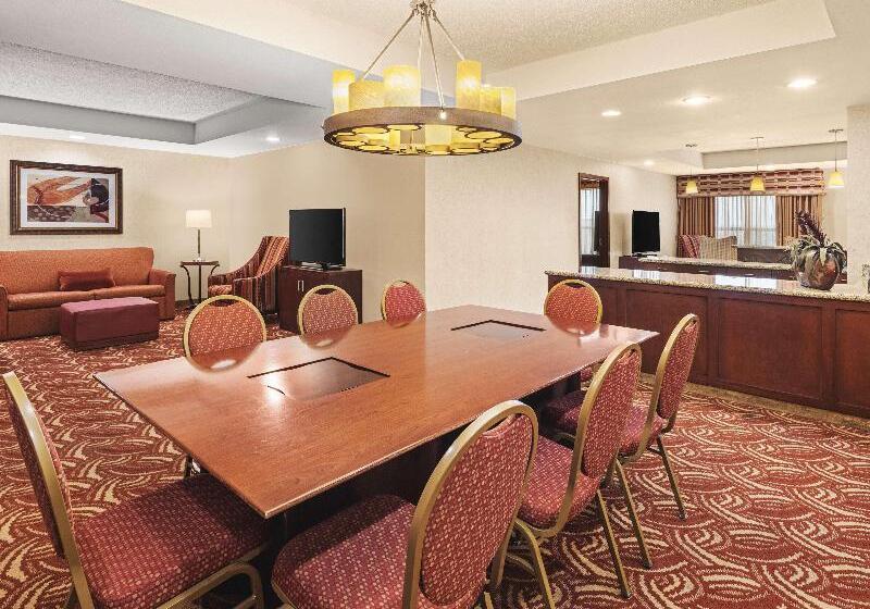 带大床的套房, Embassy Suites By Hilton San Marcos Hotel Conference Center