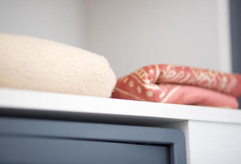 Economy Triple Room, Eyfel