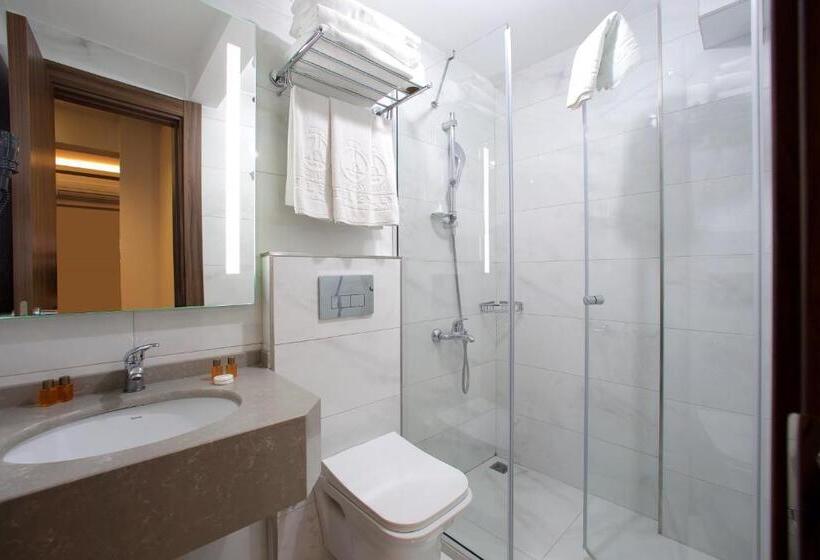 Standard Quadruple Room, Eyfel