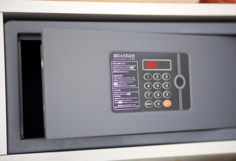 Standard Quadruple Room, Eyfel